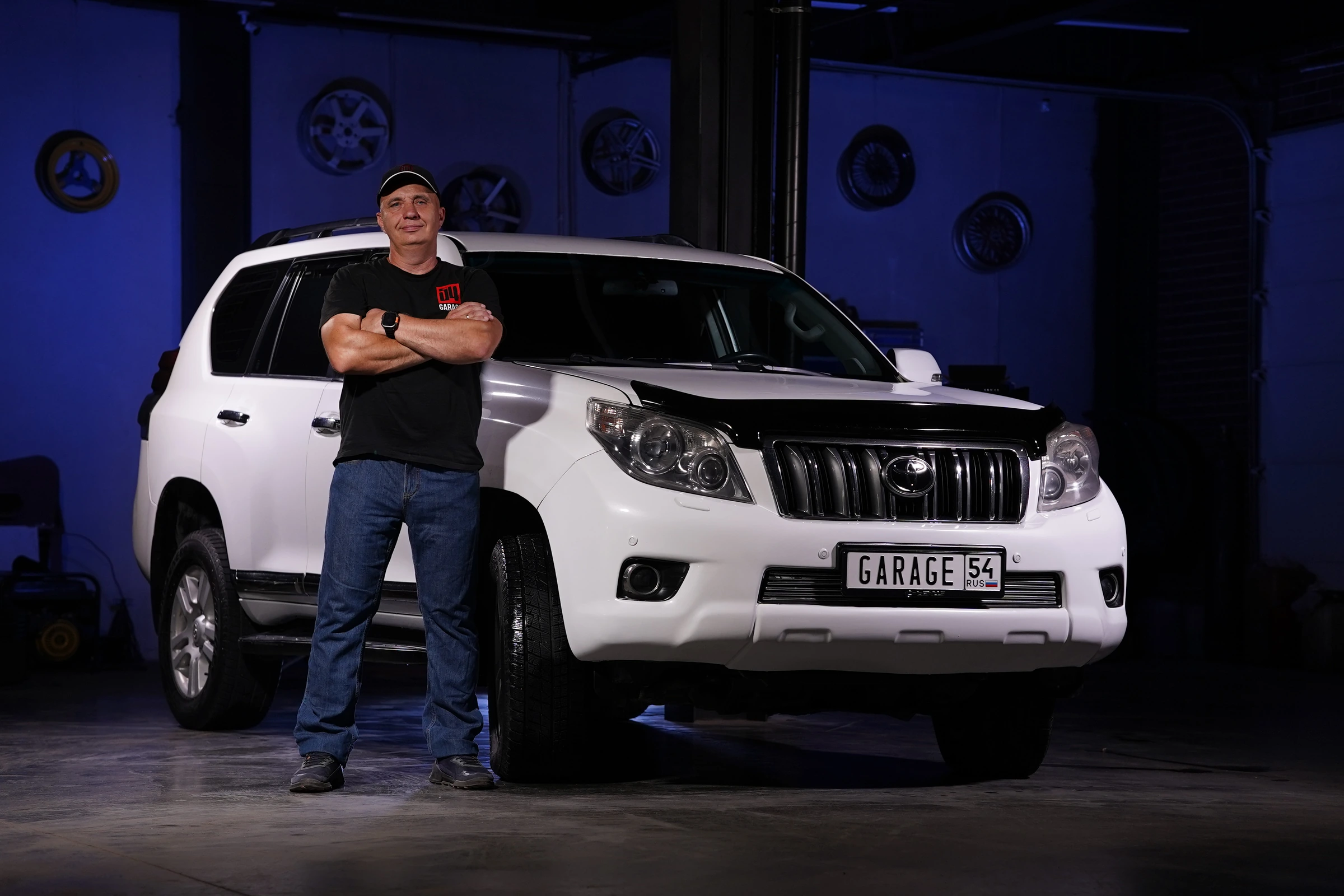 Влад Garage 54 рядом с Toyota Land Cruiser Prado 150