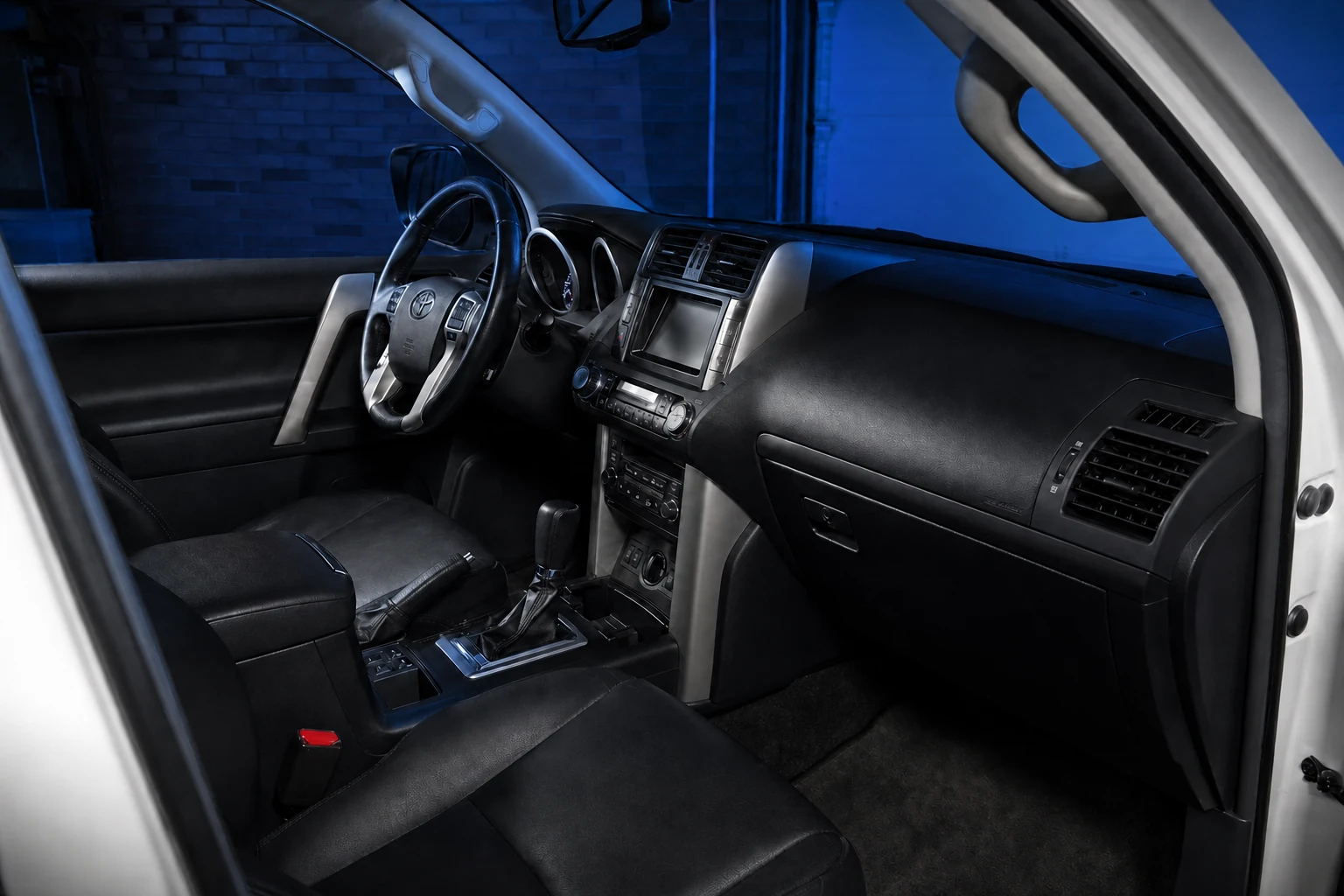 Салон Toyota Land Cruiser Prado 150 с левым рулём